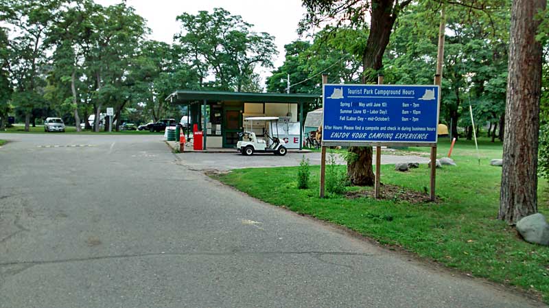 the entrance to the marquette tourist park