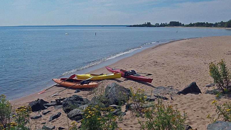 launching the kayaks from picnic rocks park marquette mi