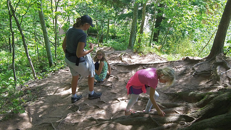 climmbing down some rough trail on the west river trail in the porkies