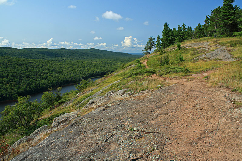 walking on the edge of the escarpment along the lake of the clouds