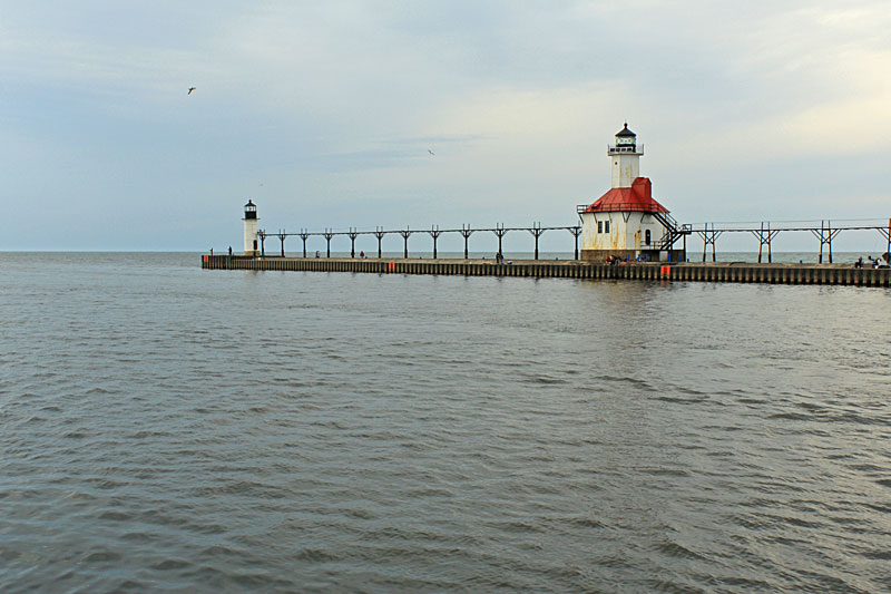 the st joesph harbor lighthouse